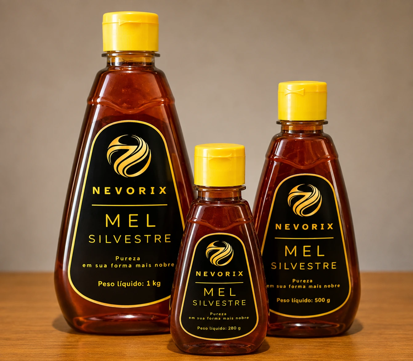 As três bisnagas de Mel Silvestre Nevorix, de 1 kg, 500 g e 280 g, sobre uma mesa de madeira